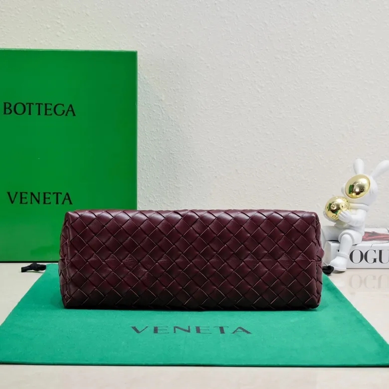 The 2023 new Andiamo batch of 2260 BV has been shipped‼ ️Really popular🔥The new Andiamo woven handbag launched by Bottega Veneta this season is really popular all over the world! ! Celebrities at home and abroad have worn it, and Oscar-winning actress Michelle Yeoh has taken it out on the street. Song Jia, Trai Yara, Yu Feihong, Sanji Ayaka, Rosie Hunting-Whiteley, Yoshioka Riho, etc. have all picked up this bag. It is classic and versatile, showing off its temperament, and the bag capacity is also large, which is very convenient for daily commuting! ! A variety of carrying methods, the shoulder straps can be adjusted by yourself, the original lambskin feels soft and delicate, and the unisex style breaks gender boundaries and brings a more practical and longer-lasting use experience. Andiamo, which has both elegant and casual styles, perfectly interprets the true appearance of "fashionable old money style". Style number: 8463 Size: 32*24*12